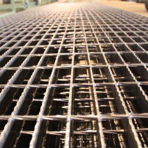 Puristehitsattu ritilä