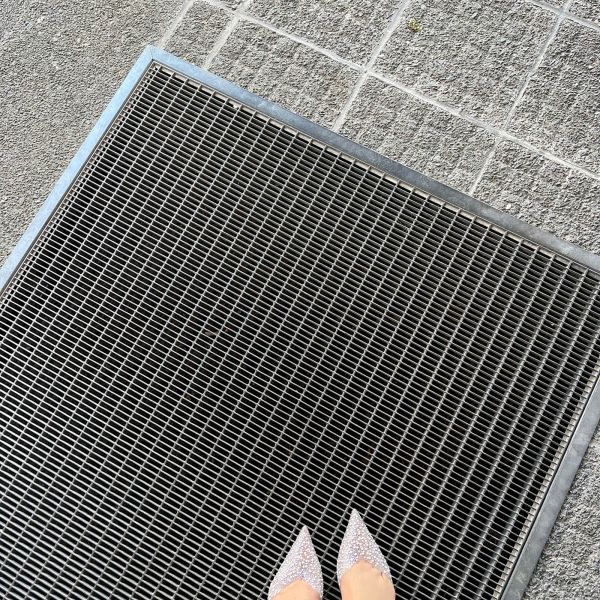 Foot cleaning grating  / Shoe-cleaning grating