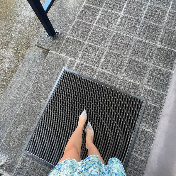 Foot cleaning grating  / Shoe-cleaning grating